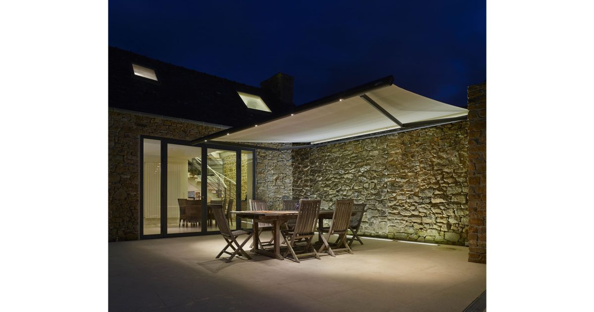 Réhabilitation et rénovation d'un ensemble de cinq corps de bâtiments. Pour pallier la particularité des maisons bretonnes sombres car pourvues de petites ouvertures, la création d'une baie se révélait nécessaire afin d'accroître la luminosité des pièces à vivre. La redistribution des pièces et la mise à niveau des sols au rez-de-chaussée ont permis une optimisation de la superficie en améliorant également la circulation entre les espaces de vie.