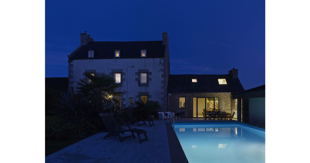 Réhabilitation et rénovation d'un ensemble de cinq corps de bâtiments. Pour pallier la particularité des maisons bretonnes sombres car pourvues de petites ouvertures, la création d'une baie se révélait nécessaire afin d'accroître la luminosité des pièces à vivre. La redistribution des pièces et la mise à niveau des sols au rez-de-chaussée ont permis une optimisation de la superficie en améliorant également la circulation entre les espaces de vie.