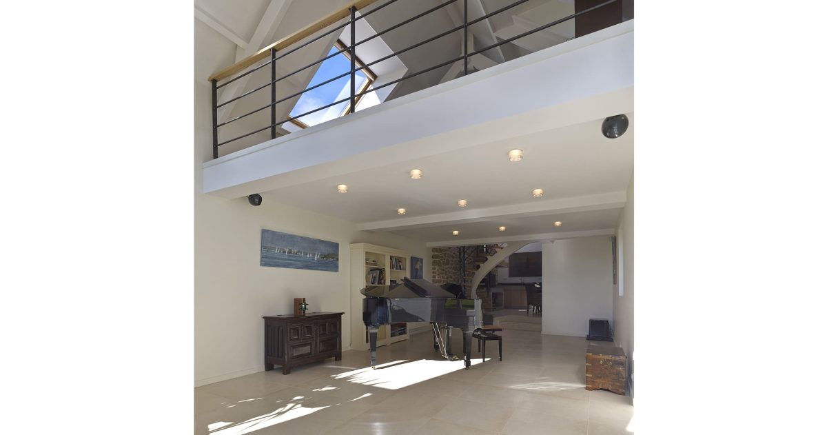 Réhabilitation et rénovation d'un ensemble de cinq corps de bâtiments. Pour pallier la particularité des maisons bretonnes sombres car pourvues de petites ouvertures, la création d'une baie se révélait nécessaire afin d'accroître la luminosité des pièces à vivre. La redistribution des pièces et la mise à niveau des sols au rez-de-chaussée ont permis une optimisation de la superficie en améliorant également la circulation entre les espaces de vie.