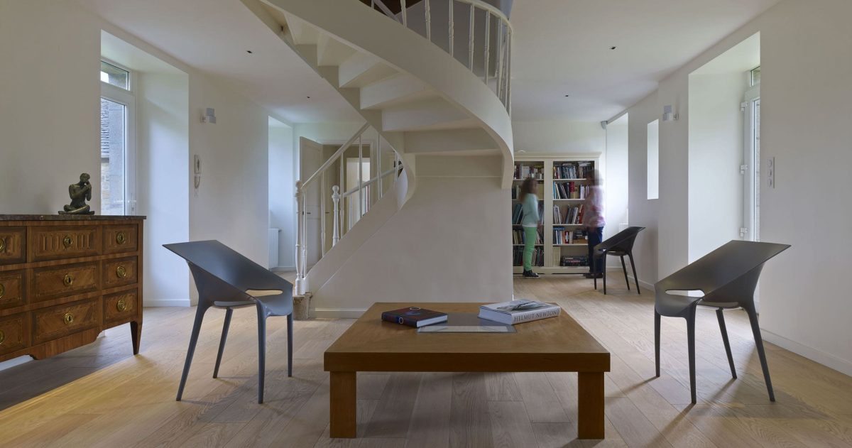 Réhabilitation et rénovation d'un ensemble de cinq corps de bâtiments. Pour pallier la particularité des maisons bretonnes sombres car pourvues de petites ouvertures, la création d'une baie se révélait nécessaire afin d'accroître la luminosité des pièces à vivre. La redistribution des pièces et la mise à niveau des sols au rez-de-chaussée ont permis une optimisation de la superficie en améliorant également la circulation entre les espaces de vie.