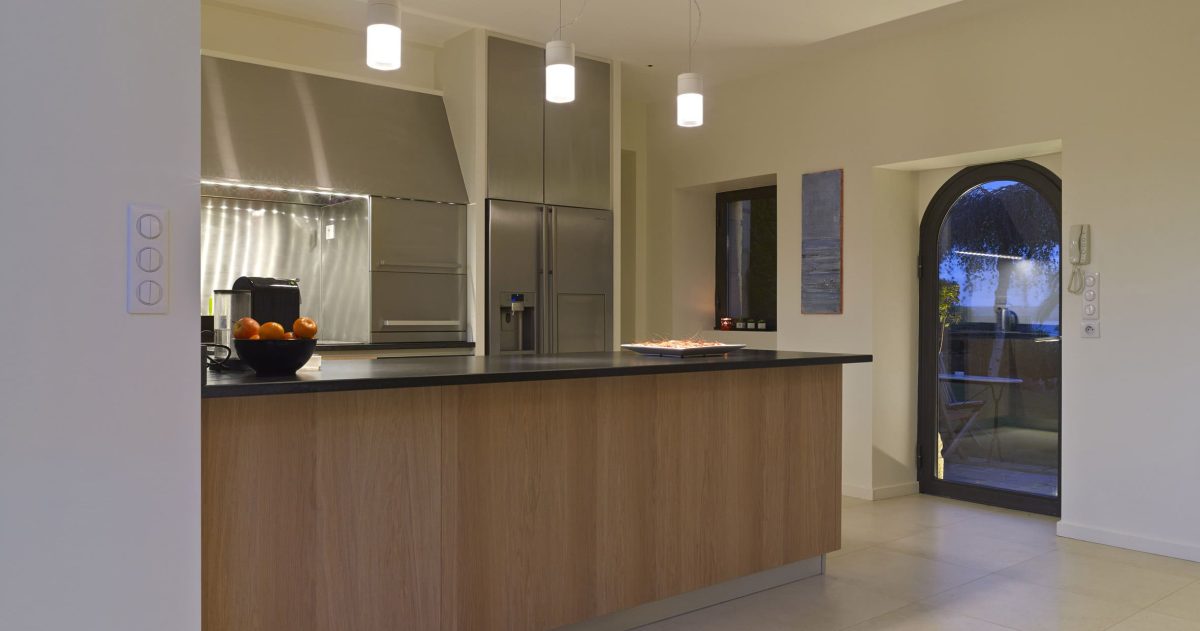 Réhabilitation et rénovation d'un ensemble de cinq corps de bâtiments. Pour pallier la particularité des maisons bretonnes sombres car pourvues de petites ouvertures, la création d'une baie se révélait nécessaire afin d'accroître la luminosité des pièces à vivre. La redistribution des pièces et la mise à niveau des sols au rez-de-chaussée ont permis une optimisation de la superficie en améliorant également la circulation entre les espaces de vie.