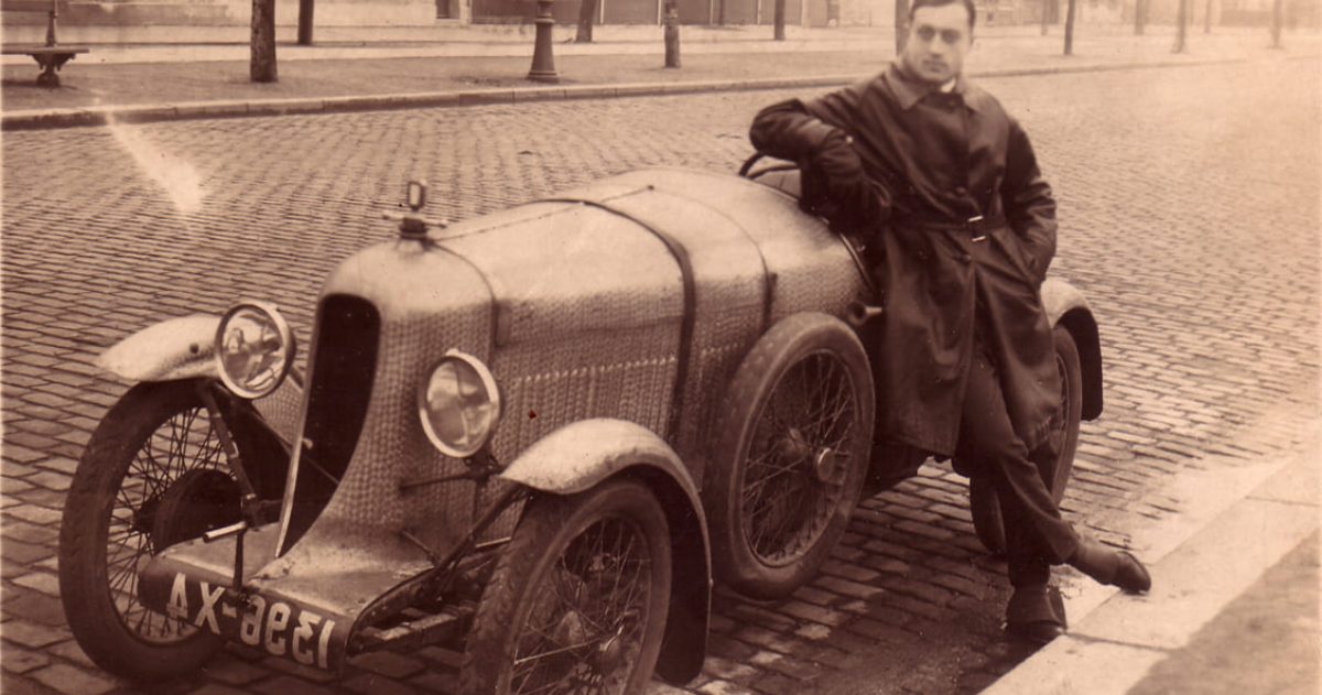 Aménagement d'un accès de garage. Le garage Robert Dizier est reconnu depuis trois générations par les plus grands amateurs de voitures d'exception (Porsche, Lotus, Jaguar, Bentley, ...). Pour référer à la pérennité de cette institution, des impressions numériques HD positionnées sur les murs de la rampe d'accès représentent le fondateur posant devant une Lorraine Dietrich en 1925 et devant une Amilcar en 1938.