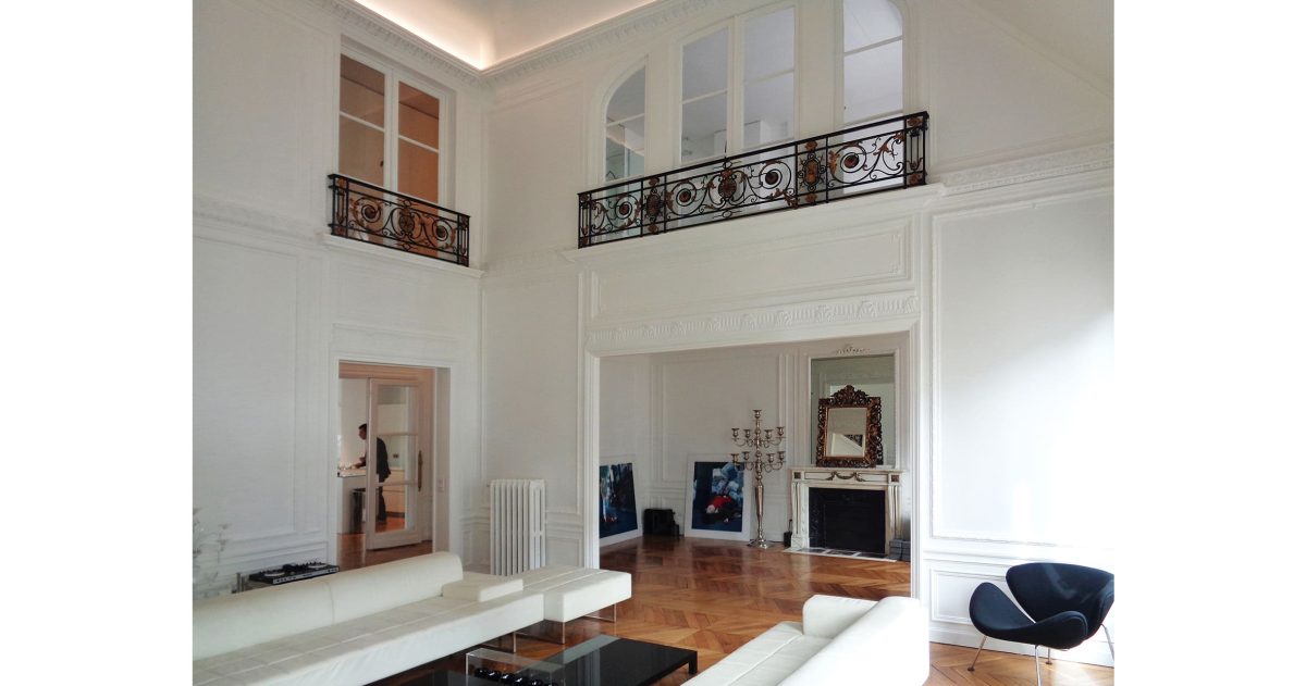 Rénovation complète d'un appartement situé au dernier étage d'un immeuble haussmannien de grand standing. Un soin particulier a été apporté aux ambiances lumineuses, à l’éclairage des corniches et moulures d’origine, au choix des matériaux pour les pièces humides (marbre grec au blanc cristallin).