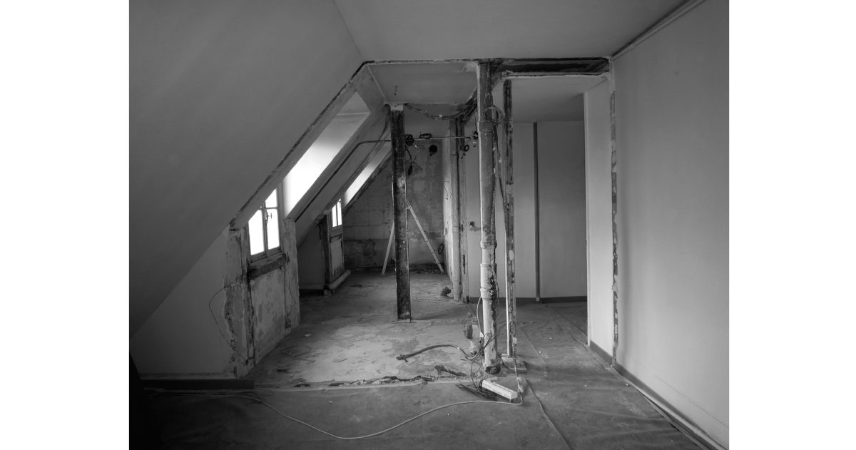 Rénovation complète d'un appartement situé au dernier étage d'un immeuble haussmannien de grand standing. Un soin particulier a été apporté aux ambiances lumineuses, à l’éclairage des corniches et moulures d’origine, au choix des matériaux pour les pièces humides (marbre grec au blanc cristallin).