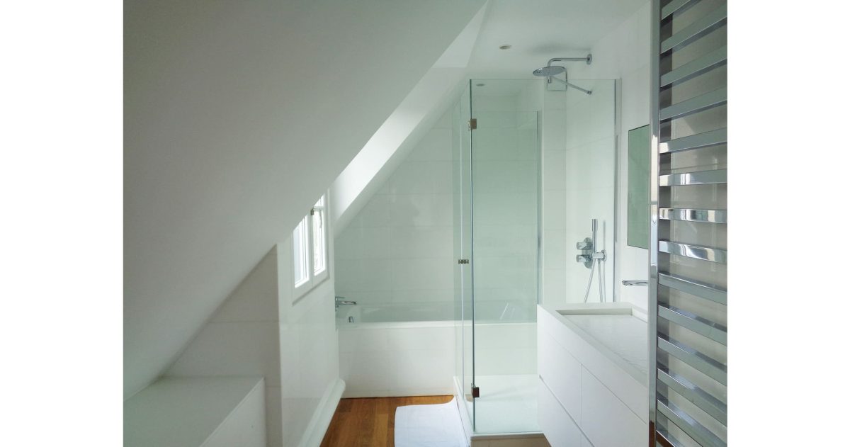 Rénovation complète d'un appartement situé au dernier étage d'un immeuble haussmannien de grand standing. Un soin particulier a été apporté aux ambiances lumineuses, à l’éclairage des corniches et moulures d’origine, au choix des matériaux pour les pièces humides (marbre grec au blanc cristallin).