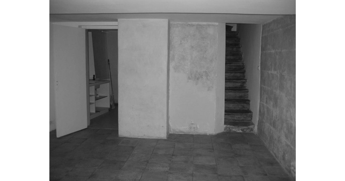 L’aménagement et l’optimisation des espaces se firent en prenant soin de conserver les éléments historiques propres à ce lieu d’exception inscrit au patrimoine de la ville de Paris; la contrainte principale étant dans l’apport de confort indispensable à toutes les pièces (ventilation double flux du sous-sol, plancher chauffant et plafond rayonnant au rez-de-chaussée).