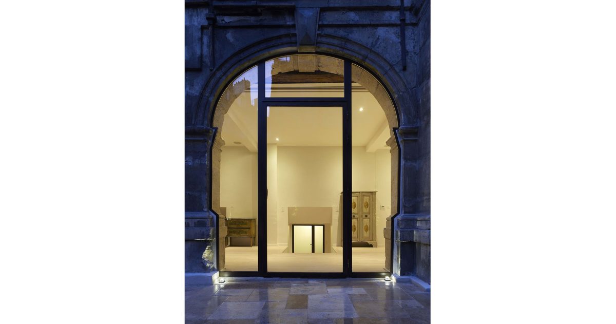 L’aménagement et l’optimisation des espaces se firent en prenant soin de conserver les éléments historiques propres à ce lieu d’exception inscrit au patrimoine de la ville de Paris; la contrainte principale étant dans l’apport de confort indispensable à toutes les pièces (ventilation double flux du sous-sol, plancher chauffant et plafond rayonnant au rez-de-chaussée).