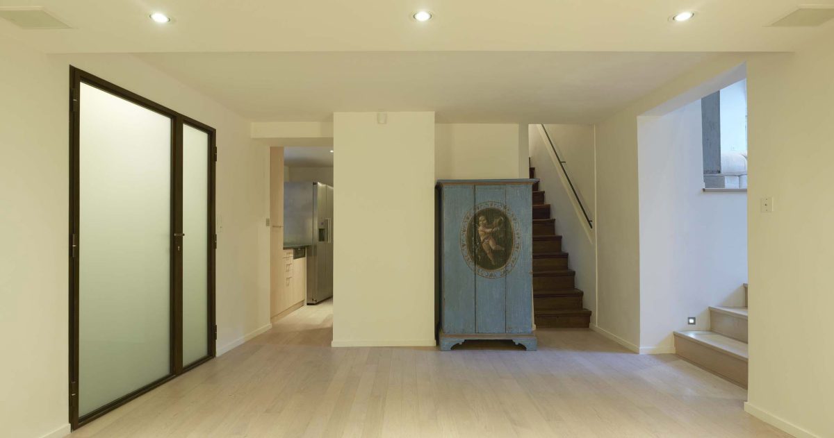 L’aménagement et l’optimisation des espaces se firent en prenant soin de conserver les éléments historiques propres à ce lieu d’exception inscrit au patrimoine de la ville de Paris; la contrainte principale étant dans l’apport de confort indispensable à toutes les pièces (ventilation double flux du sous-sol, plancher chauffant et plafond rayonnant au rez-de-chaussée).