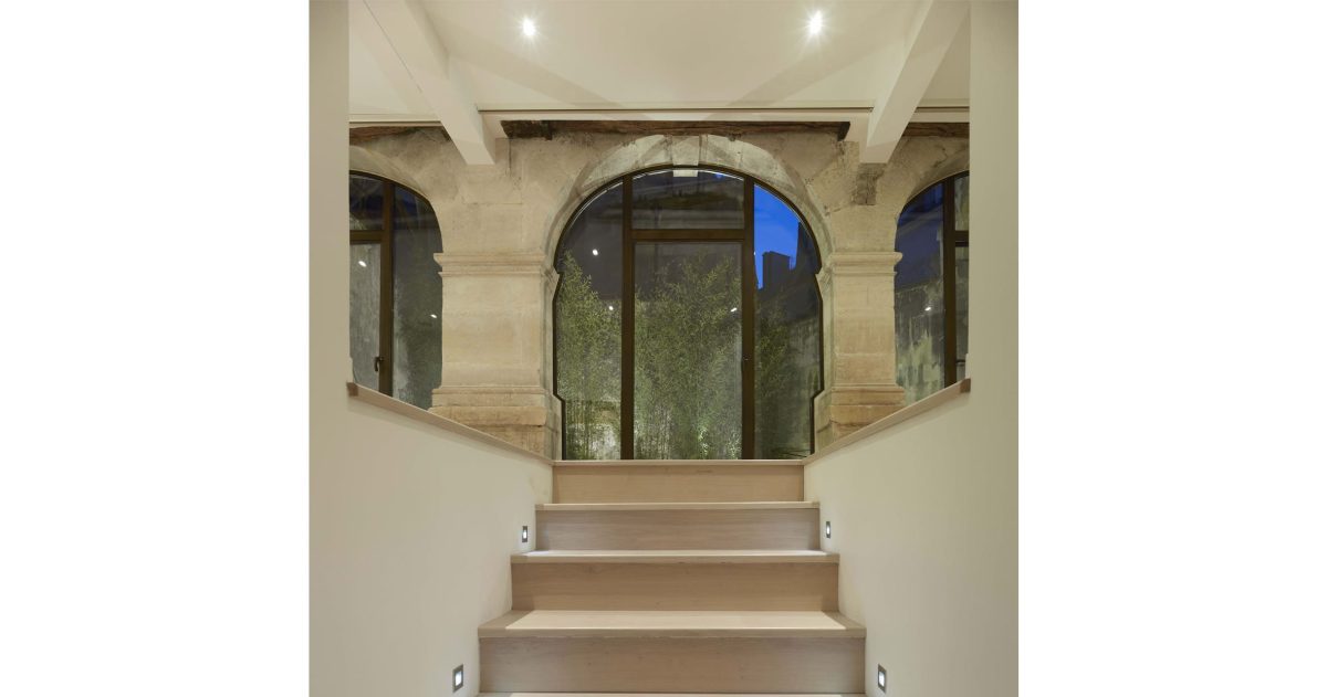 L’aménagement et l’optimisation des espaces se firent en prenant soin de conserver les éléments historiques propres à ce lieu d’exception inscrit au patrimoine de la ville de Paris; la contrainte principale étant dans l’apport de confort indispensable à toutes les pièces (ventilation double flux du sous-sol, plancher chauffant et plafond rayonnant au rez-de-chaussée).