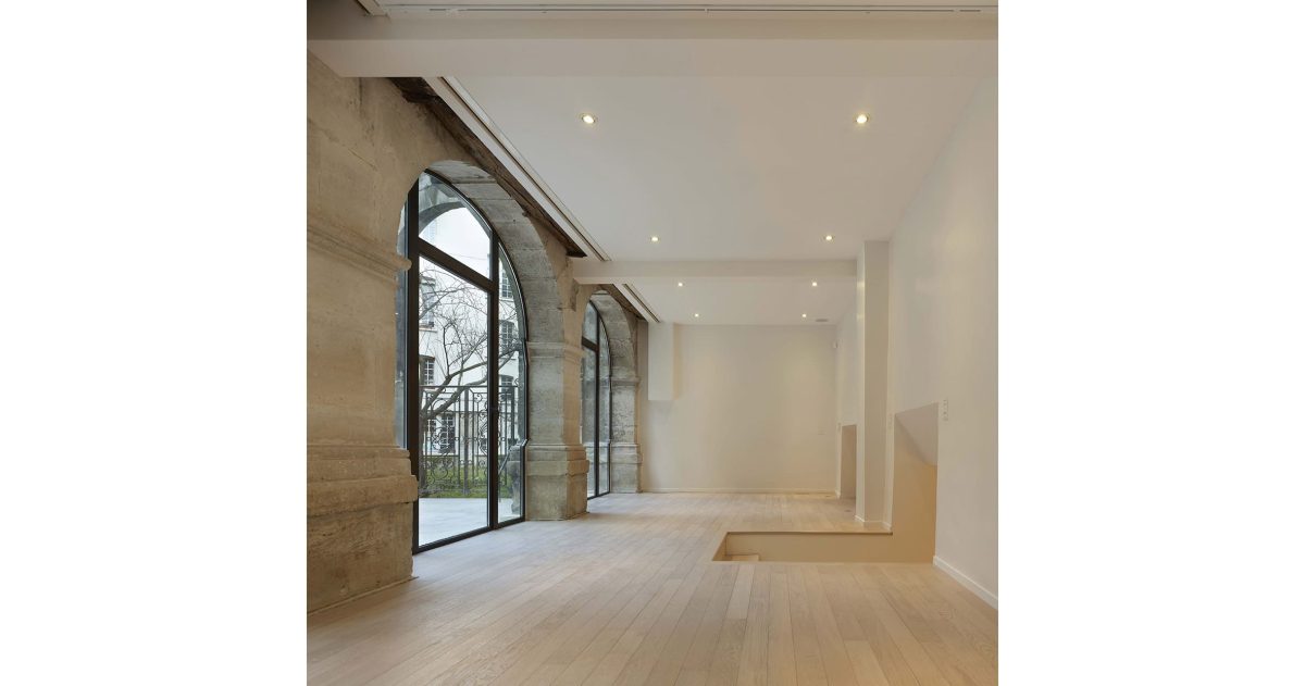 L’aménagement et l’optimisation des espaces se firent en prenant soin de conserver les éléments historiques propres à ce lieu d’exception inscrit au patrimoine de la ville de Paris; la contrainte principale étant dans l’apport de confort indispensable à toutes les pièces (ventilation double flux du sous-sol, plancher chauffant et plafond rayonnant au rez-de-chaussée).