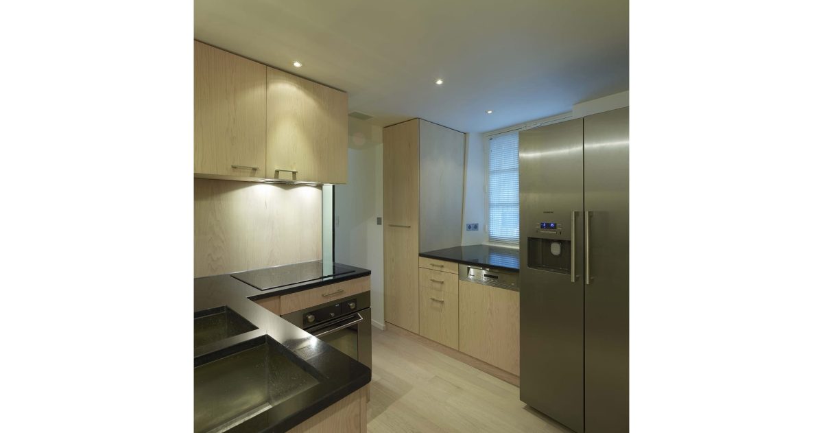 L’aménagement et l’optimisation des espaces se firent en prenant soin de conserver les éléments historiques propres à ce lieu d’exception inscrit au patrimoine de la ville de Paris; la contrainte principale étant dans l’apport de confort indispensable à toutes les pièces (ventilation double flux du sous-sol, plancher chauffant et plafond rayonnant au rez-de-chaussée).