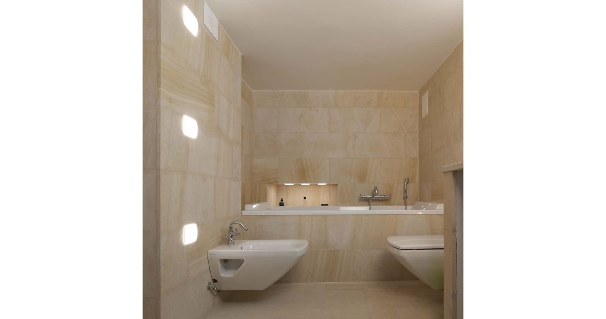 L’aménagement et l’optimisation des espaces se firent en prenant soin de conserver les éléments historiques propres à ce lieu d’exception inscrit au patrimoine de la ville de Paris; la contrainte principale étant dans l’apport de confort indispensable à toutes les pièces (ventilation double flux du sous-sol, plancher chauffant et plafond rayonnant au rez-de-chaussée).