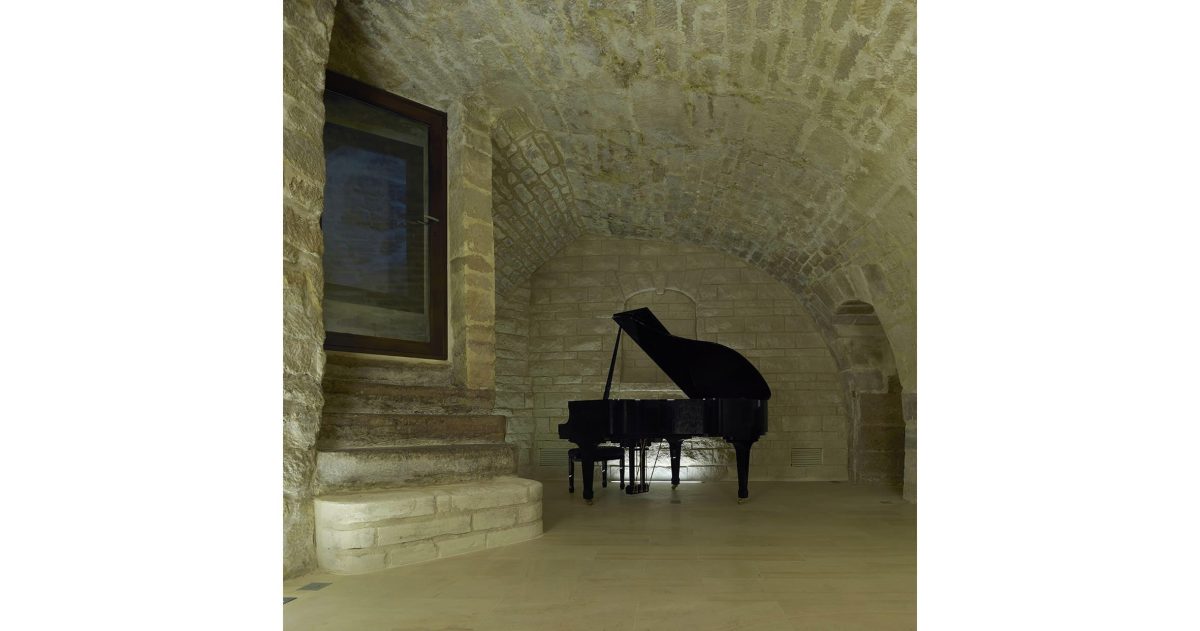 L’aménagement et l’optimisation des espaces se firent en prenant soin de conserver les éléments historiques propres à ce lieu d’exception inscrit au patrimoine de la ville de Paris; la contrainte principale étant dans l’apport de confort indispensable à toutes les pièces (ventilation double flux du sous-sol, plancher chauffant et plafond rayonnant au rez-de-chaussée).