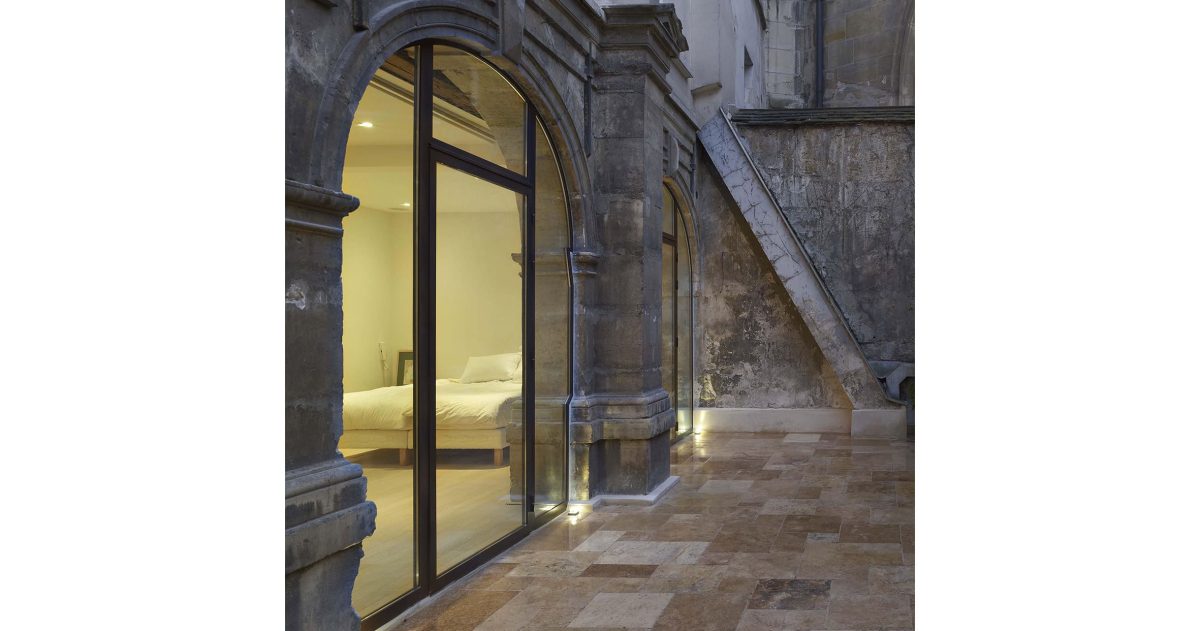 L’aménagement et l’optimisation des espaces se firent en prenant soin de conserver les éléments historiques propres à ce lieu d’exception inscrit au patrimoine de la ville de Paris; la contrainte principale étant dans l’apport de confort indispensable à toutes les pièces (ventilation double flux du sous-sol, plancher chauffant et plafond rayonnant au rez-de-chaussée).