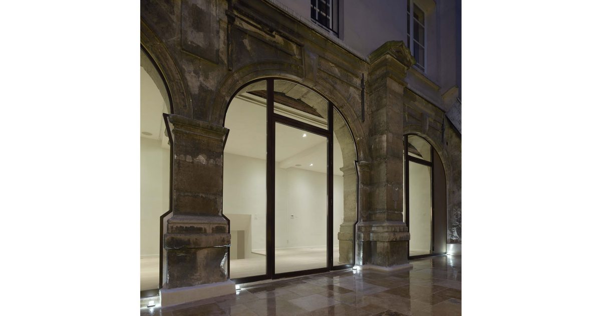 L’aménagement et l’optimisation des espaces se firent en prenant soin de conserver les éléments historiques propres à ce lieu d’exception inscrit au patrimoine de la ville de Paris; la contrainte principale étant dans l’apport de confort indispensable à toutes les pièces (ventilation double flux du sous-sol, plancher chauffant et plafond rayonnant au rez-de-chaussée).