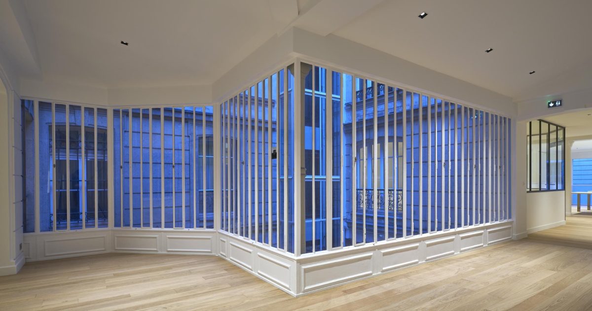 Rénovation complète d’un plateau de bureaux de 220 m². La modification de la distribution a permis de récupérer du volume et la mise en œuvre de cloisons vitrées type atelier, de la lumière. Le plancher chauffant basse température et le sol en parquet de chêne apportent une touche de confort toute l’année.