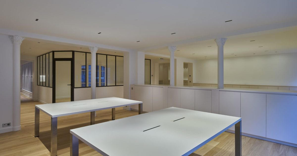 Rénovation complète d’un plateau de bureaux de 220 m². La modification de la distribution a permis de récupérer du volume et la mise en œuvre de cloisons vitrées type atelier, de la lumière. Le plancher chauffant basse température et le sol en parquet de chêne apportent une touche de confort toute l’année.