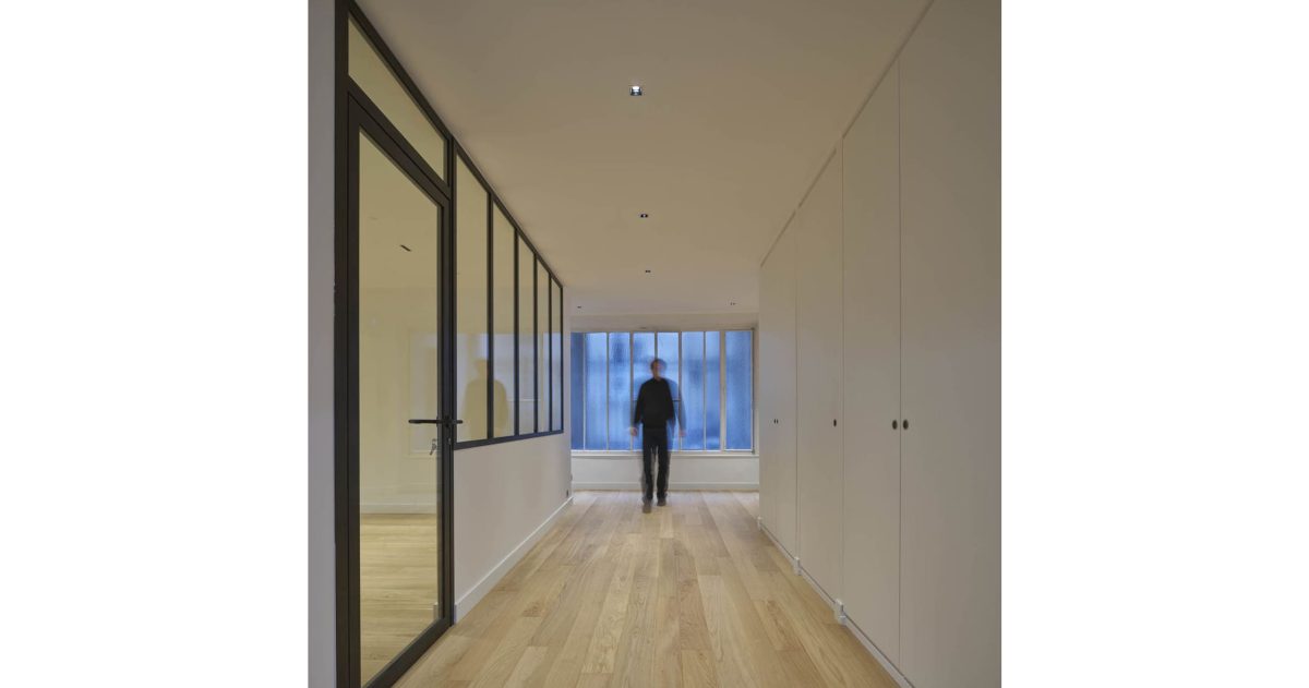 Rénovation complète d’un plateau de bureaux de 220 m². La modification de la distribution a permis de récupérer du volume et la mise en œuvre de cloisons vitrées type atelier, de la lumière. Le plancher chauffant basse température et le sol en parquet de chêne apportent une touche de confort toute l’année.