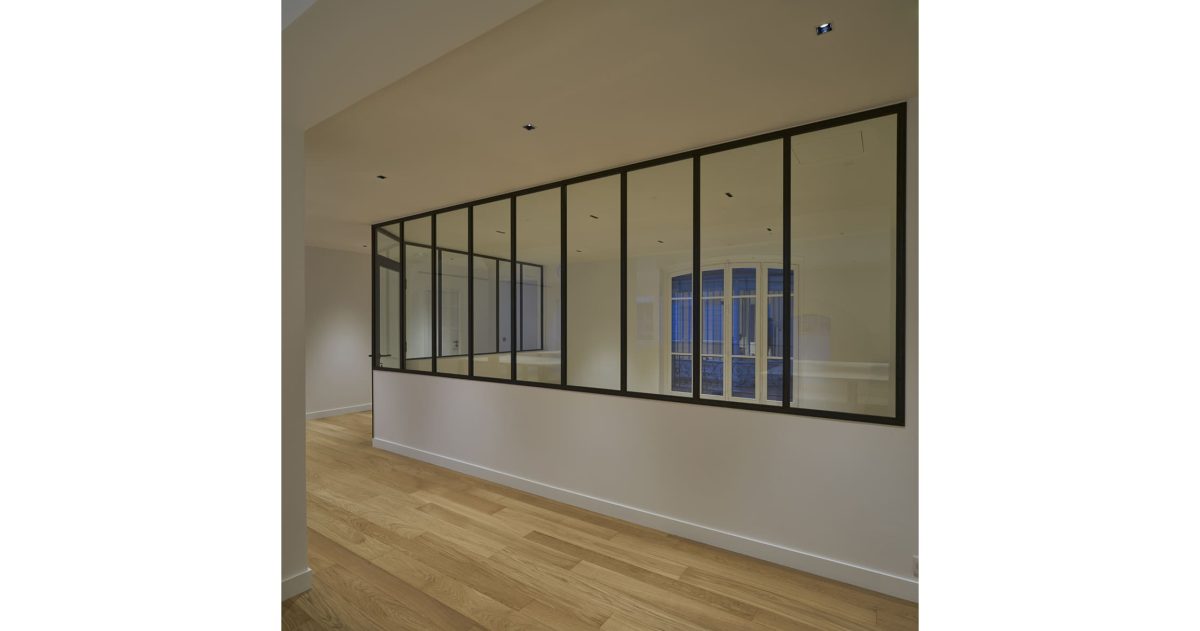 Rénovation complète d’un plateau de bureaux de 220 m². La modification de la distribution a permis de récupérer du volume et la mise en œuvre de cloisons vitrées type atelier, de la lumière. Le plancher chauffant basse température et le sol en parquet de chêne apportent une touche de confort toute l’année.