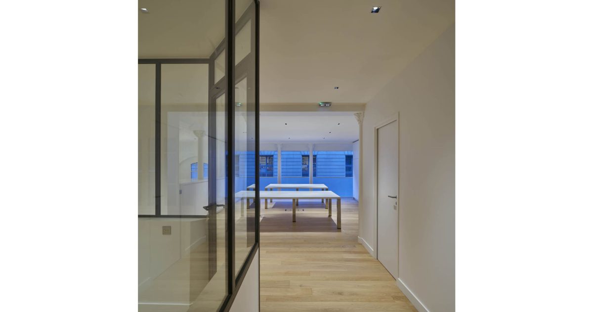 Rénovation complète d’un plateau de bureaux de 220 m². La modification de la distribution a permis de récupérer du volume et la mise en œuvre de cloisons vitrées type atelier, de la lumière. Le plancher chauffant basse température et le sol en parquet de chêne apportent une touche de confort toute l’année.