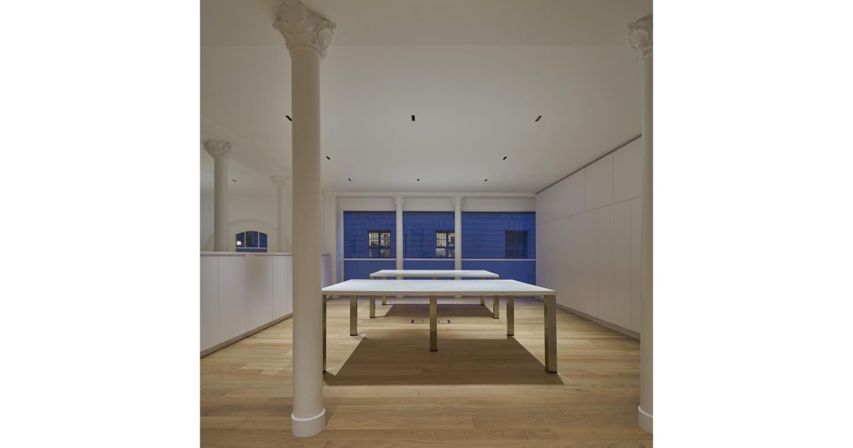 Rénovation complète d’un plateau de bureaux de 220 m². La modification de la distribution a permis de récupérer du volume et la mise en œuvre de cloisons vitrées type atelier, de la lumière. Le plancher chauffant basse température et le sol en parquet de chêne apportent une touche de confort toute l’année.