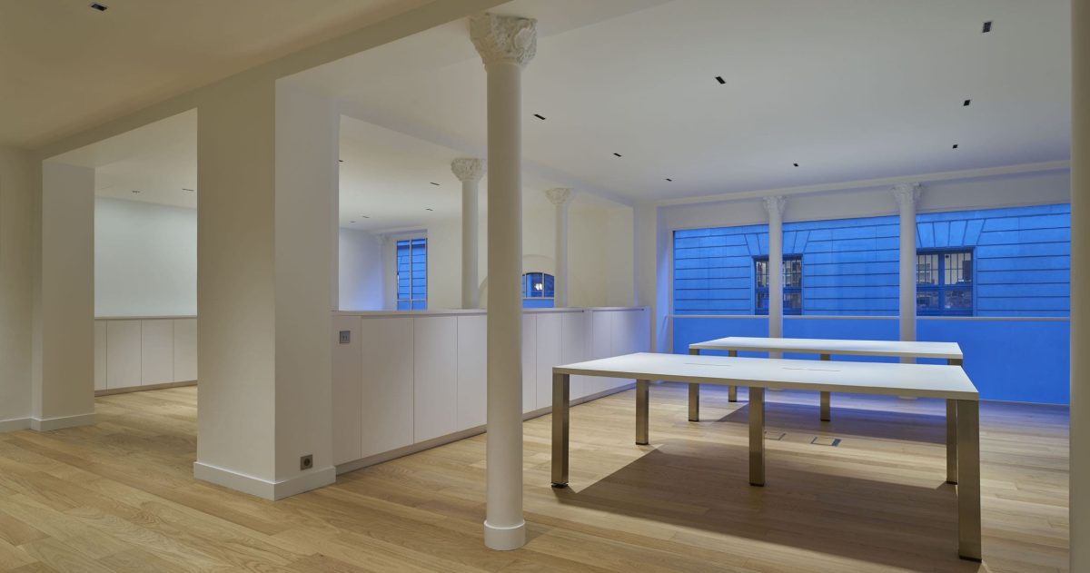 Rénovation complète d’un plateau de bureaux de 220 m². La modification de la distribution a permis de récupérer du volume et la mise en œuvre de cloisons vitrées type atelier, de la lumière. Le plancher chauffant basse température et le sol en parquet de chêne apportent une touche de confort toute l’année.