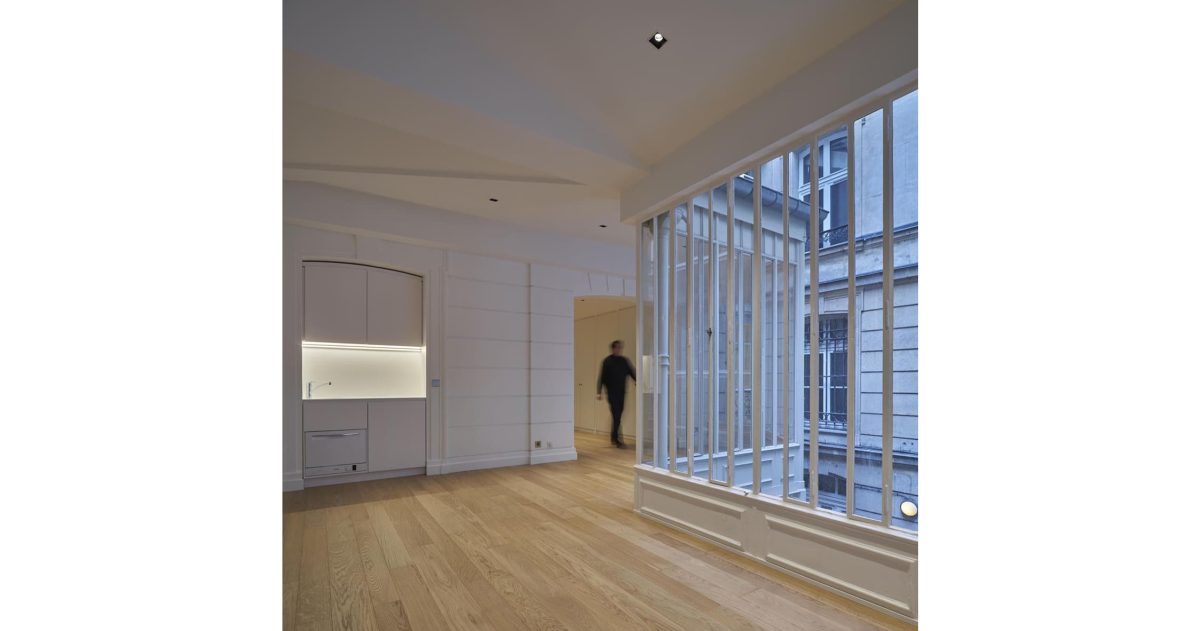 Rénovation complète d’un plateau de bureaux de 220 m². La modification de la distribution a permis de récupérer du volume et la mise en œuvre de cloisons vitrées type atelier, de la lumière. Le plancher chauffant basse température et le sol en parquet de chêne apportent une touche de confort toute l’année.