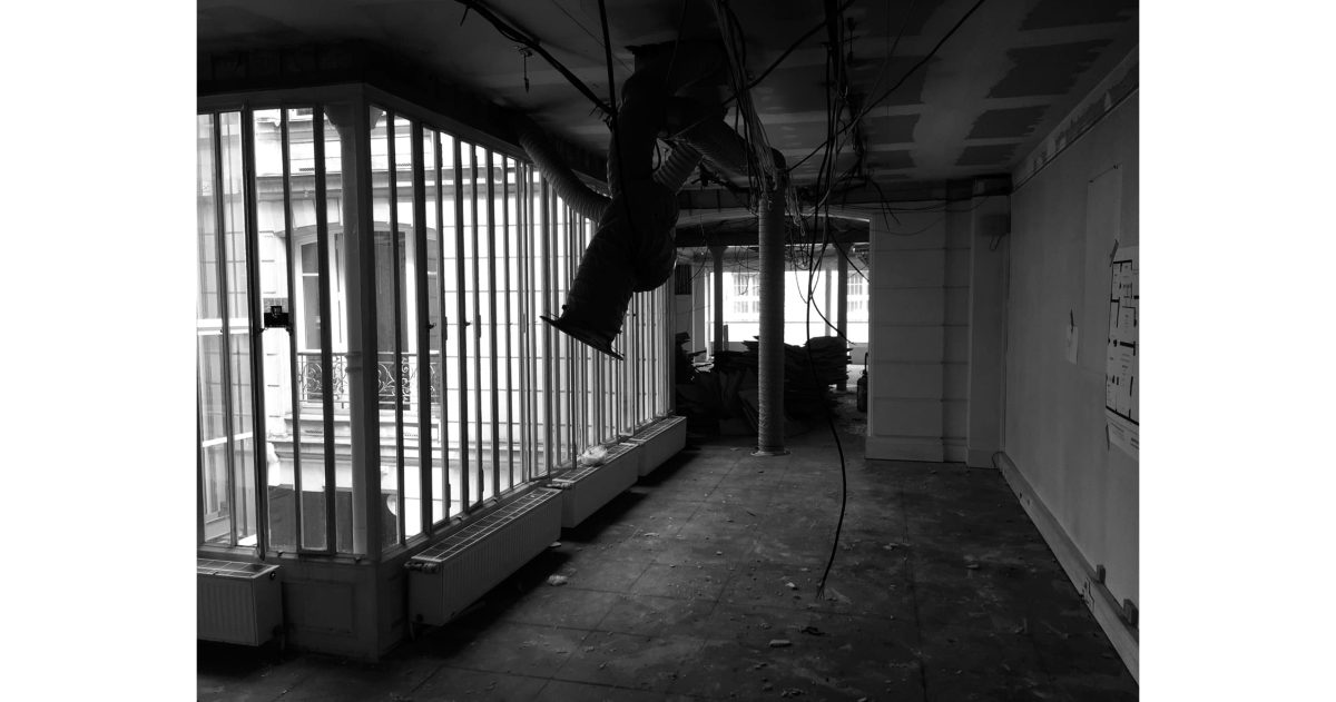 Rénovation complète d’un plateau de bureaux de 220 m². La modification de la distribution a permis de récupérer du volume et la mise en œuvre de cloisons vitrées type atelier, de la lumière. Le plancher chauffant basse température et le sol en parquet de chêne apportent une touche de confort toute l’année.