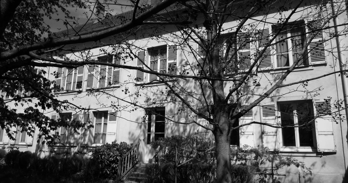 Rénovation intérieure et extérieure complète du presbytère avec une mise aux normes PMR du rez-de-chaussée. Afin de retrouver le charme discret de cette construction de la fin du 19ème siècle, les fenêtres et volets sont en bois, la marquise en fer forgé, le toit en tuiles de terre cuite.