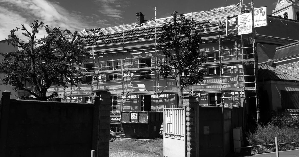 Rénovation intérieure et extérieure complète du presbytère avec une mise aux normes PMR du rez-de-chaussée. Afin de retrouver le charme discret de cette construction de la fin du 19ème siècle, les fenêtres et volets sont en bois, la marquise en fer forgé, le toit en tuiles de terre cuite.