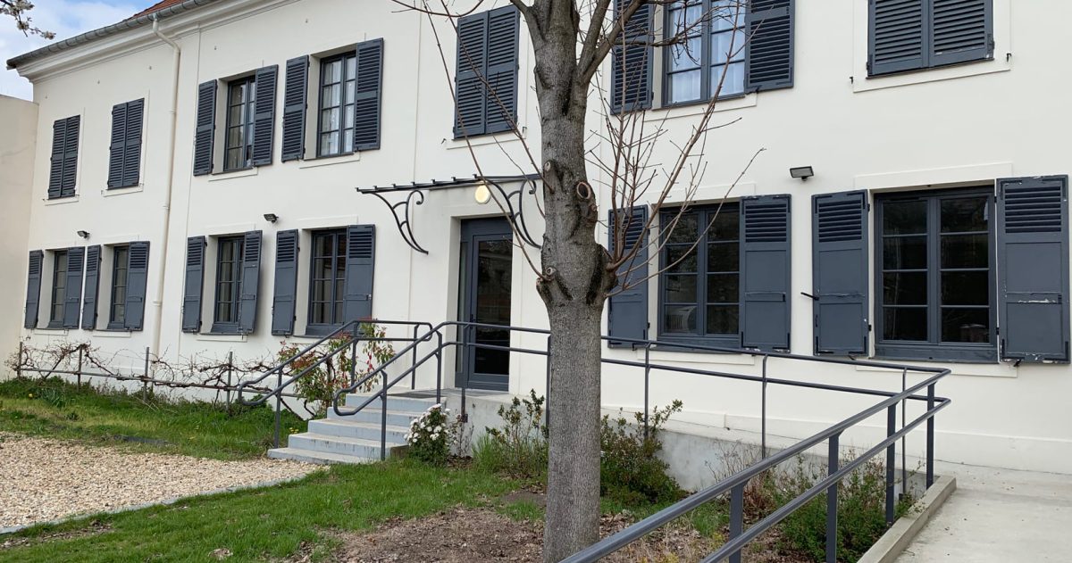 Rénovation intérieure et extérieure complète du presbytère avec une mise aux normes PMR du rez-de-chaussée. Afin de retrouver le charme discret de cette construction de la fin du 19ème siècle, les fenêtres et volets sont en bois, la marquise en fer forgé, le toit en tuiles de terre cuite.