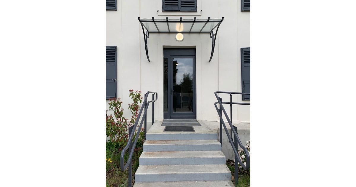 Rénovation intérieure et extérieure complète du presbytère avec une mise aux normes PMR du rez-de-chaussée. Afin de retrouver le charme discret de cette construction de la fin du 19ème siècle, les fenêtres et volets sont en bois, la marquise en fer forgé, le toit en tuiles de terre cuite.