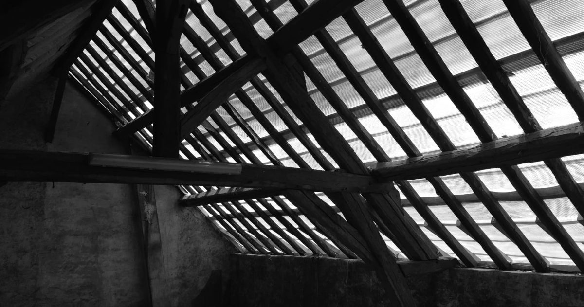 Rénovation intérieure et extérieure complète du presbytère avec une mise aux normes PMR du rez-de-chaussée. Afin de retrouver le charme discret de cette construction de la fin du 19ème siècle, les fenêtres et volets sont en bois, la marquise en fer forgé, le toit en tuiles de terre cuite.