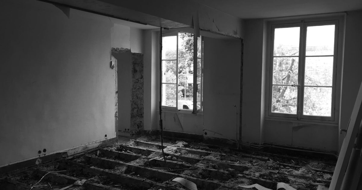 Rénovation intérieure et extérieure complète du presbytère avec une mise aux normes PMR du rez-de-chaussée. Afin de retrouver le charme discret de cette construction de la fin du 19ème siècle, les fenêtres et volets sont en bois, la marquise en fer forgé, le toit en tuiles de terre cuite.