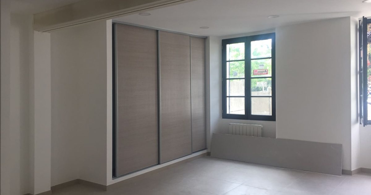 Rénovation intérieure et extérieure complète du presbytère avec une mise aux normes PMR du rez-de-chaussée. Afin de retrouver le charme discret de cette construction de la fin du 19ème siècle, les fenêtres et volets sont en bois, la marquise en fer forgé, le toit en tuiles de terre cuite.