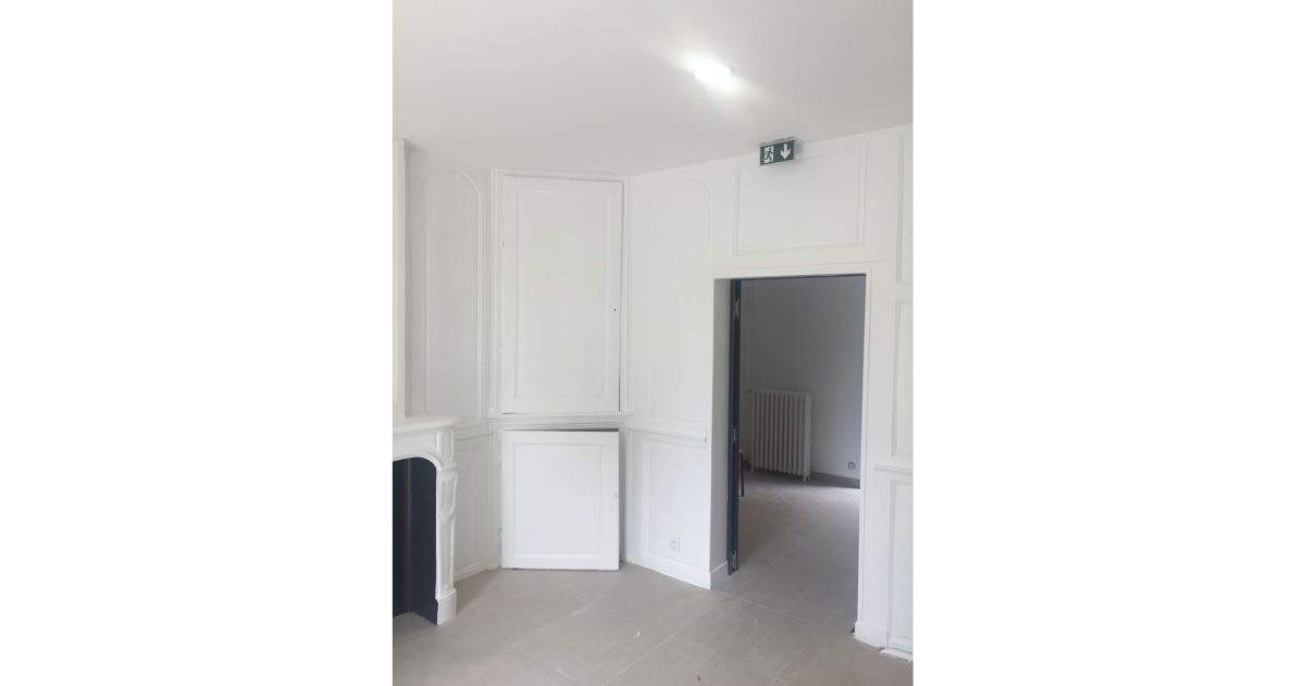 Rénovation intérieure et extérieure complète du presbytère avec une mise aux normes PMR du rez-de-chaussée. Afin de retrouver le charme discret de cette construction de la fin du 19ème siècle, les fenêtres et volets sont en bois, la marquise en fer forgé, le toit en tuiles de terre cuite.