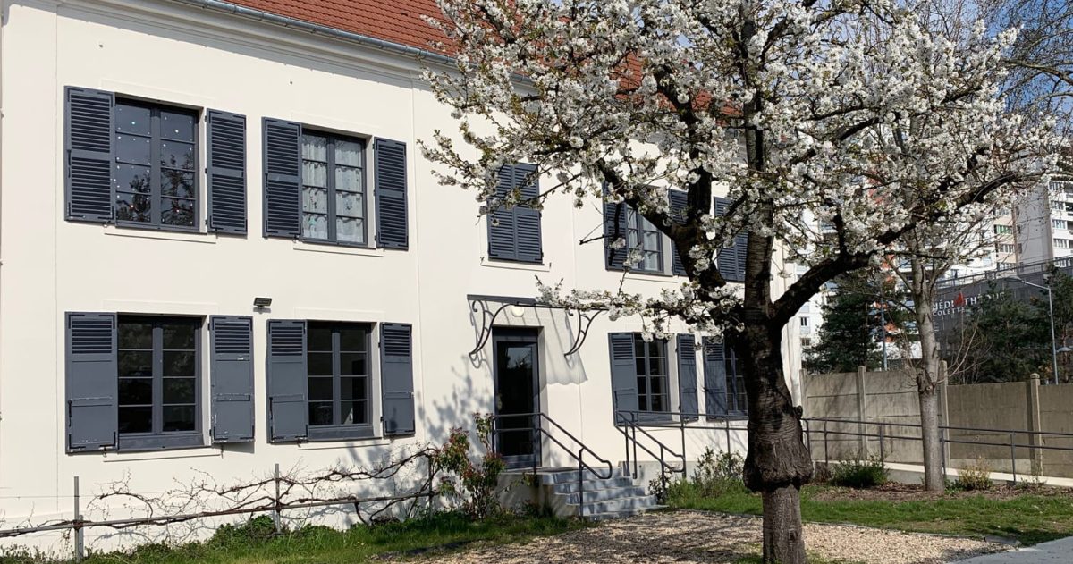 Rénovation intérieure et extérieure complète du presbytère avec une mise aux normes PMR du rez-de-chaussée. Afin de retrouver le charme discret de cette construction de la fin du 19ème siècle, les fenêtres et volets sont en bois, la marquise en fer forgé, le toit en tuiles de terre cuite.